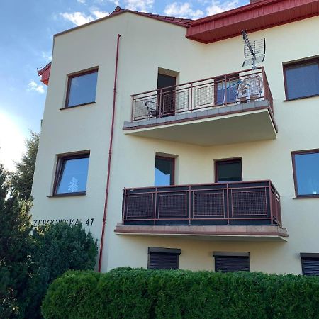 オストルフ・ビエルコポルスキApartament Pod Gwiazdamiアパートメント エクステリア 写真