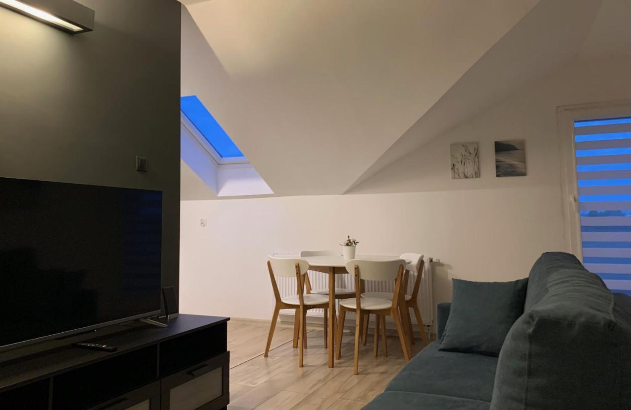 オストルフ・ビエルコポルスキApartament Pod Gwiazdamiアパートメント エクステリア 写真