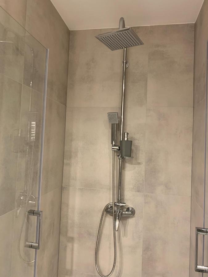 オストルフ・ビエルコポルスキApartament Pod Gwiazdamiアパートメント エクステリア 写真