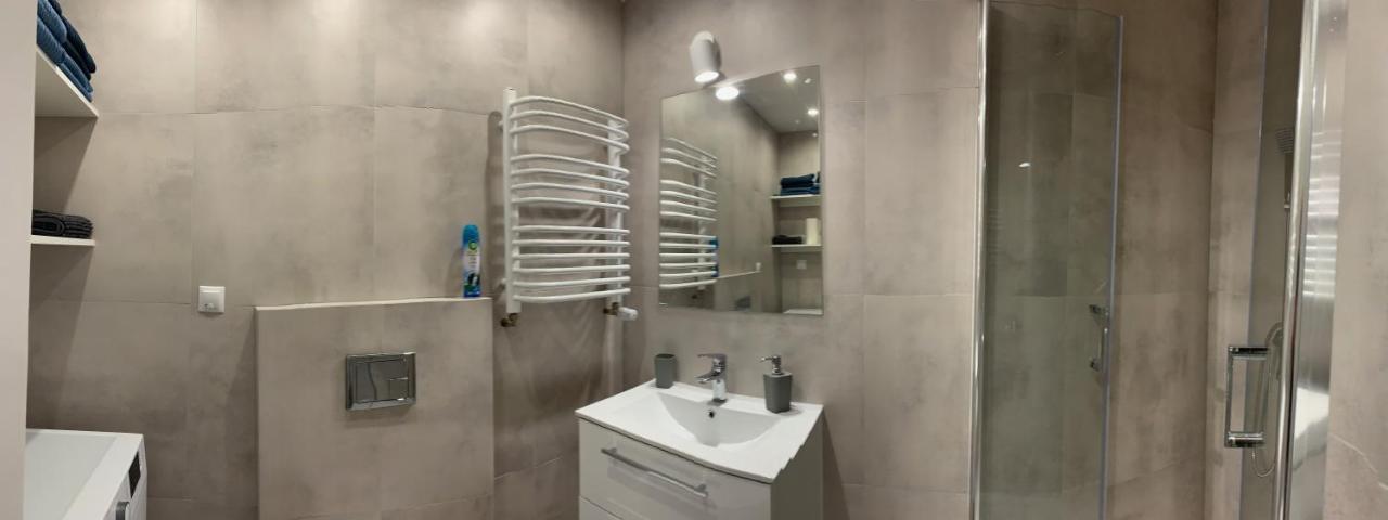オストルフ・ビエルコポルスキApartament Pod Gwiazdamiアパートメント エクステリア 写真
