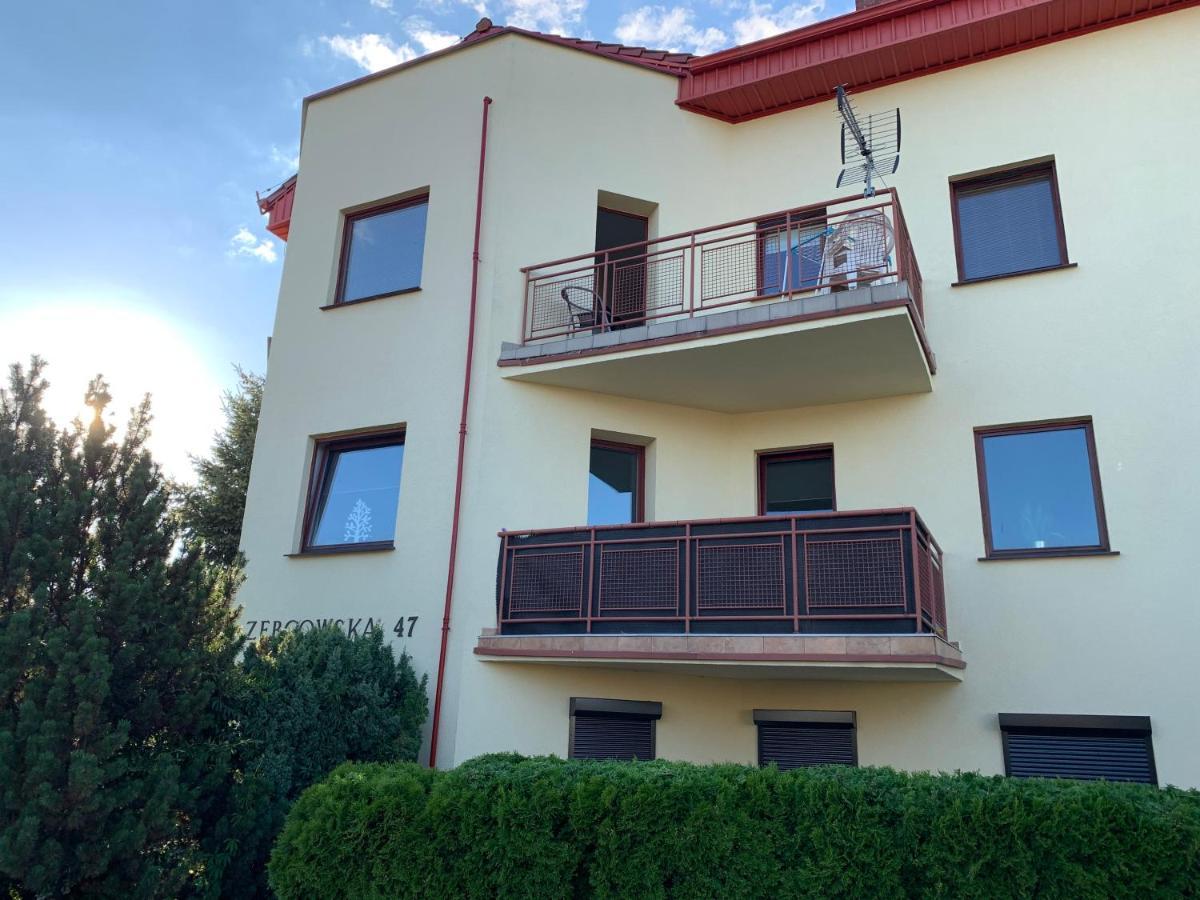 オストルフ・ビエルコポルスキApartament Pod Gwiazdamiアパートメント エクステリア 写真